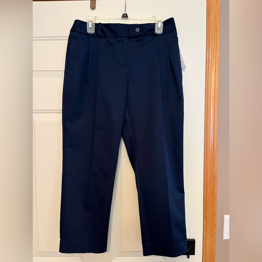 New Liz Claiborne Petite signature blue pleated chino pant. Size 8P
